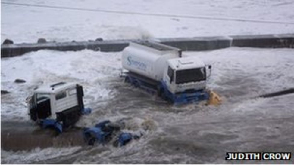 Gales and high tides cause damage across eastern Scotland - BBC News