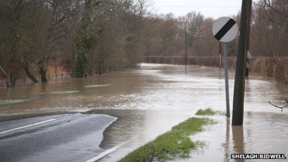 Cambridgeshire flood warnings issued - BBC News