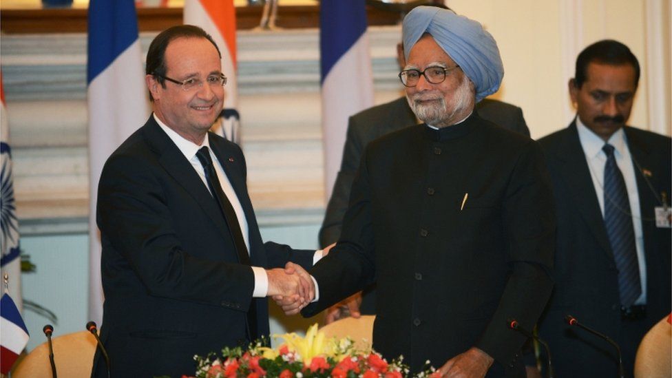 French President Francois Hollande (L) and Indian Prime Minister Manmohan Singh (R) in Delhi on 14 Feb 2013