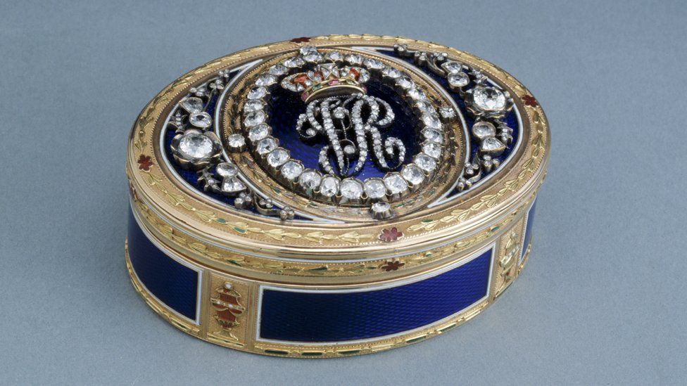 Gold snuff box Probably German or Swiss, late 18th century, precious stones added in 1872