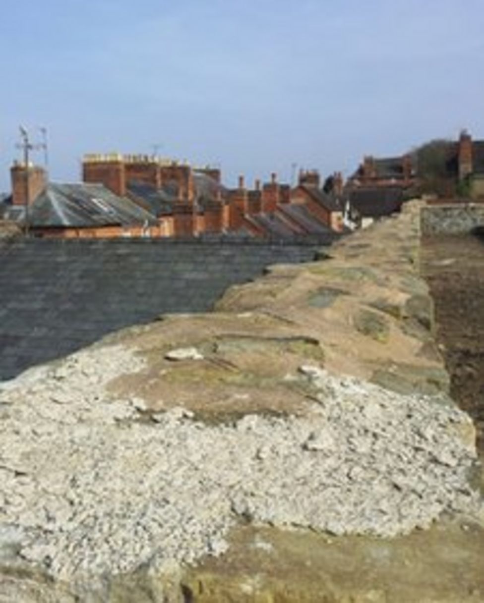 Ludlow town walls collapse: Is time the biggest enemy? - BBC News