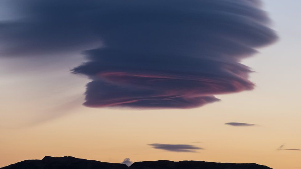 Artificial' clouds captured at sunset in Forth Valley - BBC News