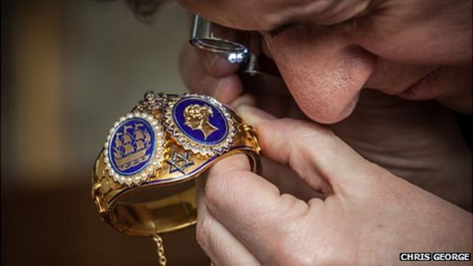 Queen Victoria wedding gift sold at auction in Guernsey BBC News