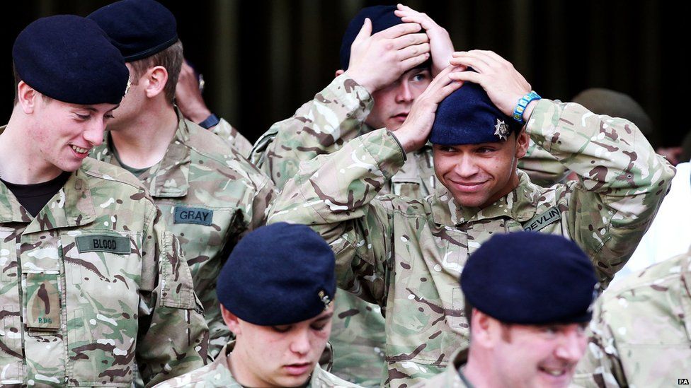 In pictures: York Minster welcomes soldiers home - BBC News