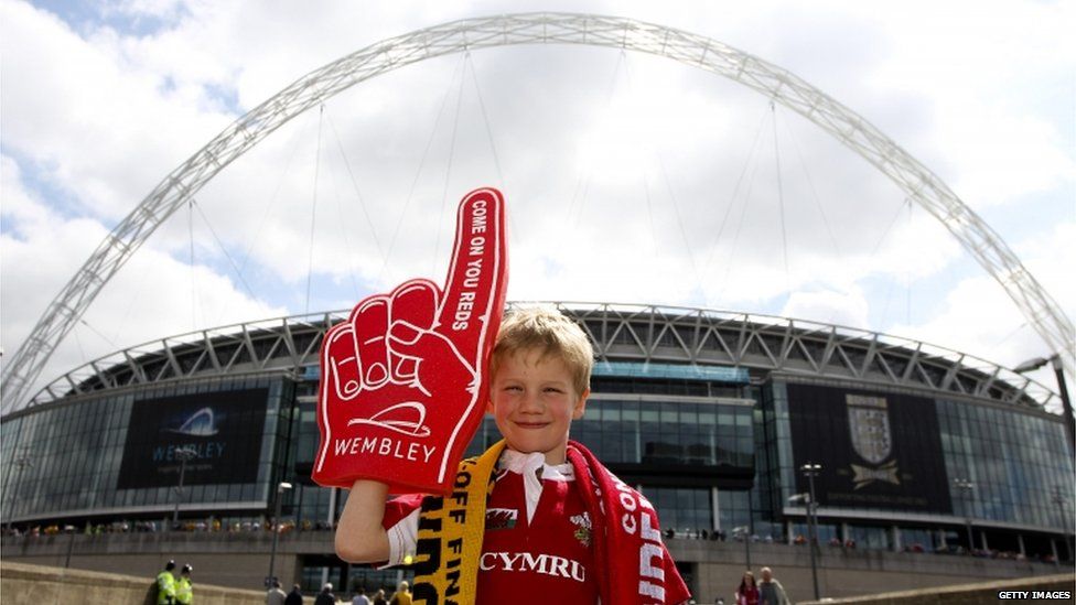 In pictures: Newport County and Wrexham fans at Wembley - BBC News