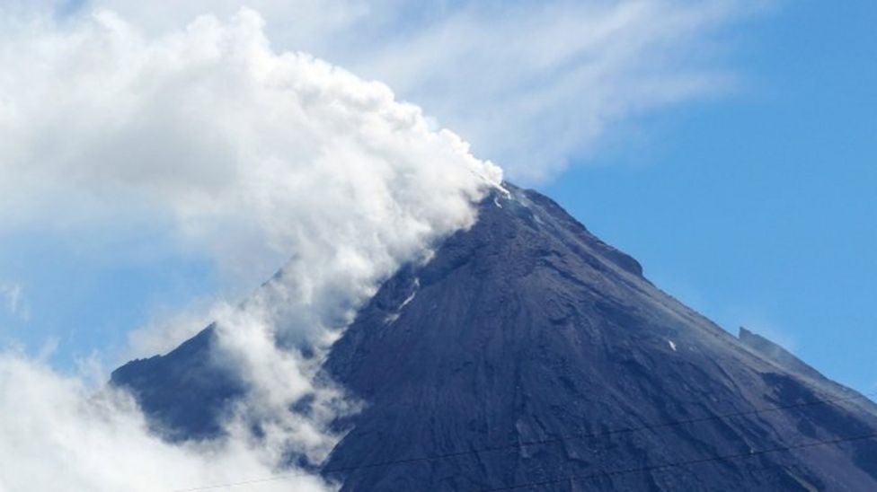 Philippines volcano: Thousands flee as Mayon spews lava - BBC News