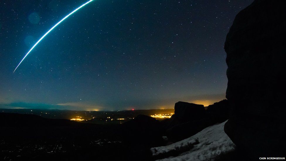 Чудо в небе. Женщина на ветру. Красивый месяц на небе. Ангел в небе. Луна.