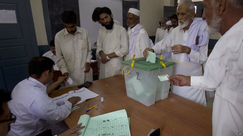 Voters in Islamabad (May 11 2013)