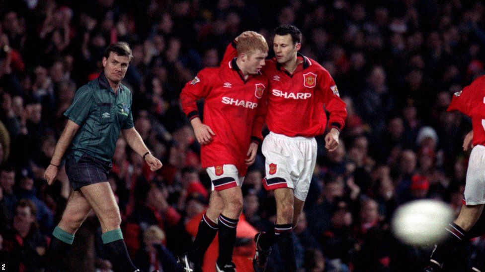 Paul Scholes (left) celebrates scoring against Coventry in 1995 with Ryan Giggs