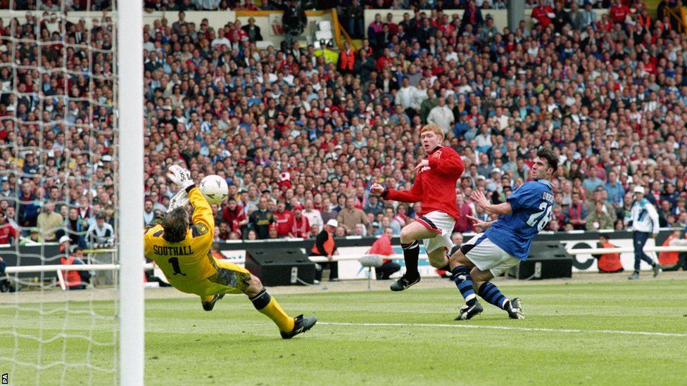 Paul Scholes (red) in action against Everton during the 1995 FA Cup final