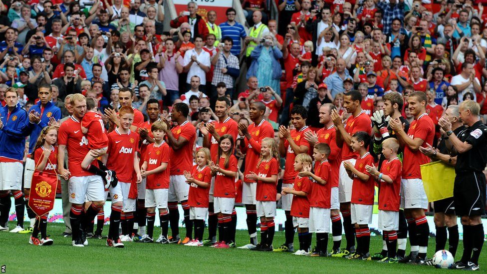 Manchester United's Paul Scholes is given a guard of honour