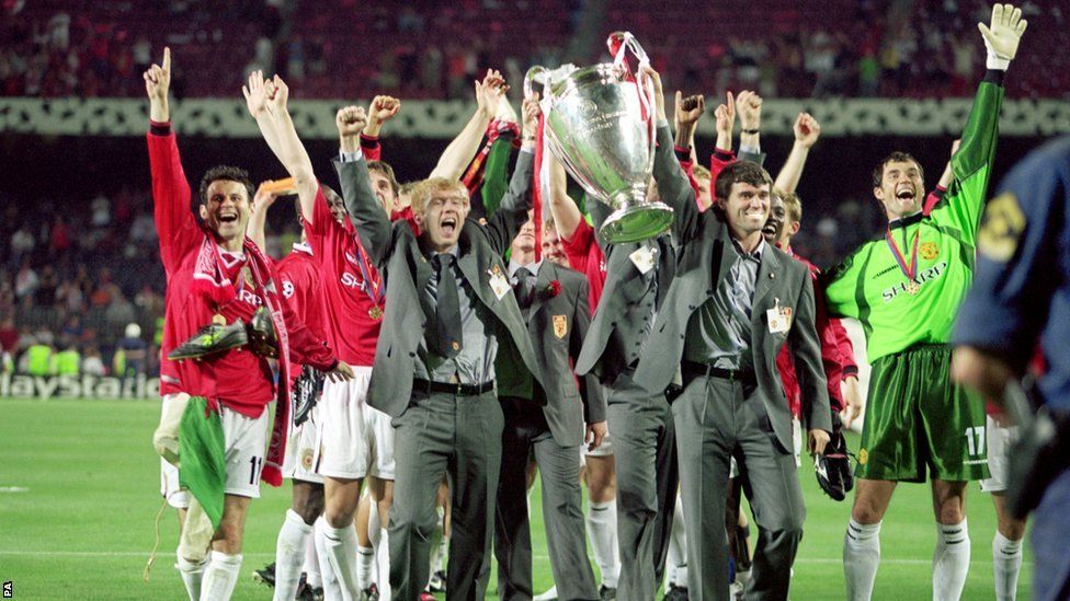 Manchester United's Paul Scholes (centre) celebrates with the 1999 European Cup