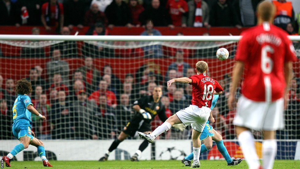 Paul Scholes (centre) scores the opening goal of the game against Barcelona in the 2008 Champions league semi-finals secong leg