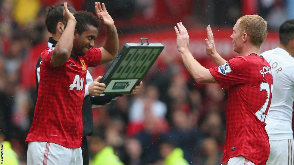 Paul Scholes substituted against Swansea in final game at Old Trafford