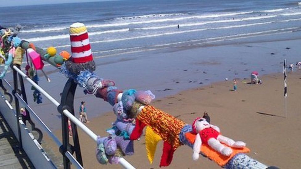 Saltburn Pier 'yarnbombers' produce new designs BBC News