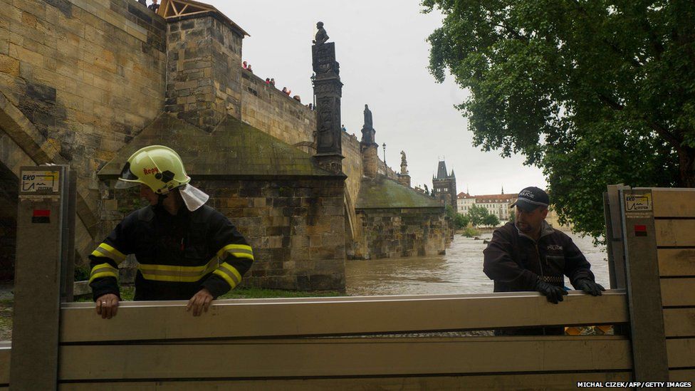 People work to build flood defences near the Charles Bridge in Prague (2 June 2013)
