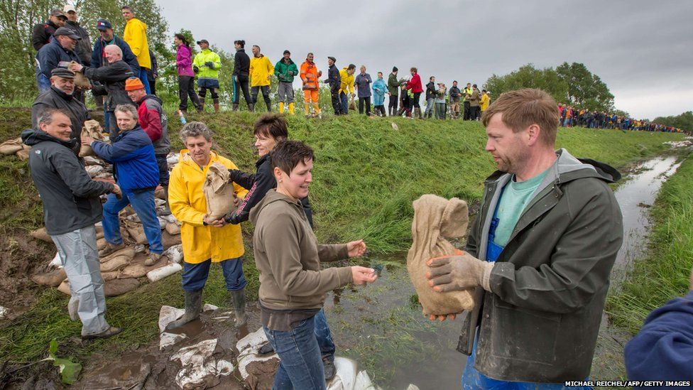 Volunteers pass sand bags along as they build flood defences near Walschleben, eastern Germany (June 1, 2013)
