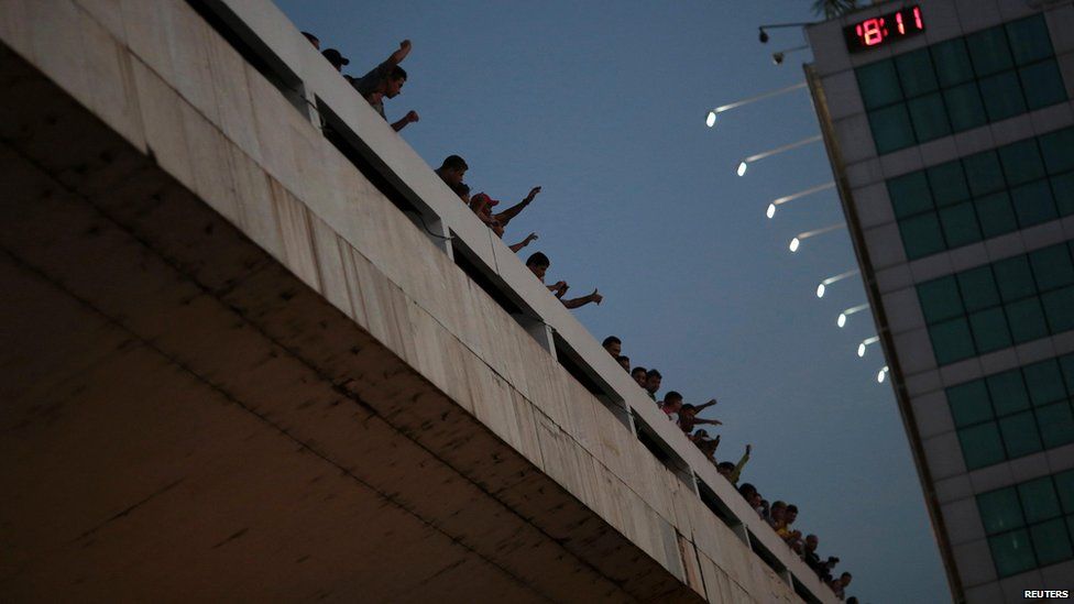Students and "Free Pass" protesters at Brasilia bus station (19 June)
