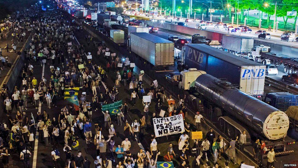 Demonstrators take over one side of the Rodovia Dutra, a key highway in Brazil, in Sao Jose dos Campos on 20 June 2013