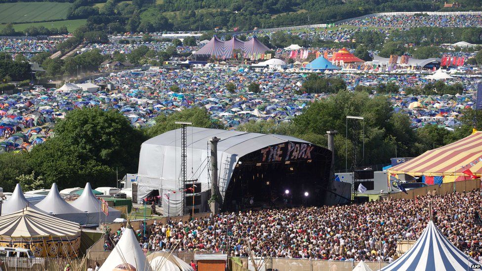 Glastonbury in pictures as the sun shines - BBC News