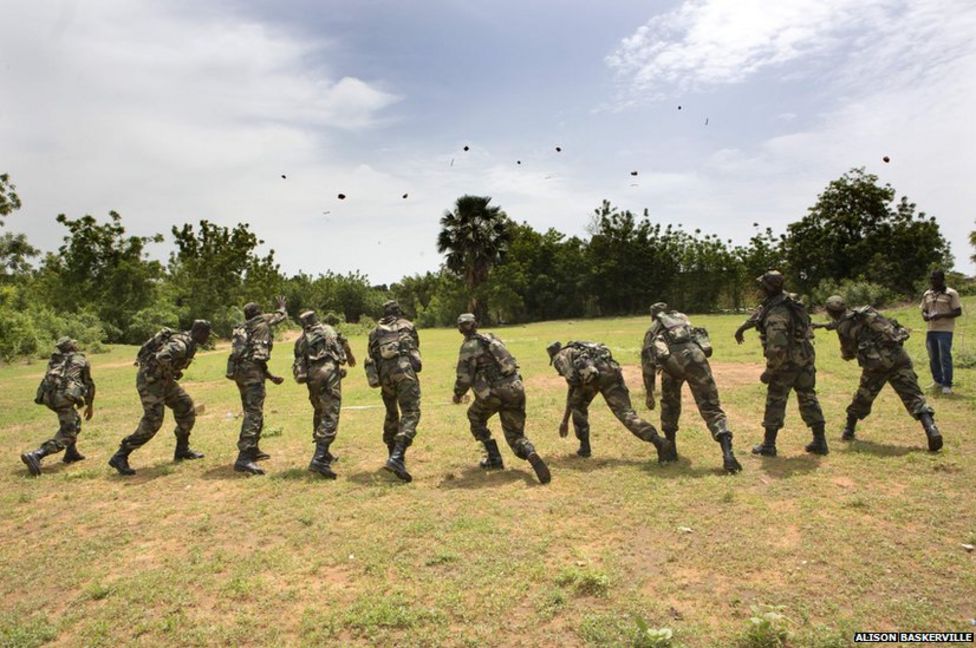 In pictures: Training Mali's army - BBC News