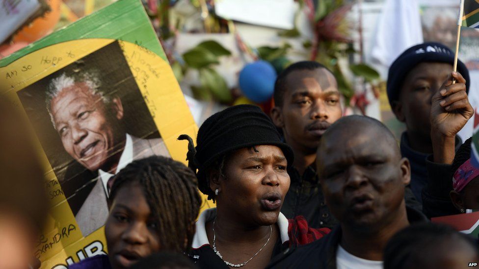 Well-wishers outside Mr Mandela's hospital in Pretoria (18 July)