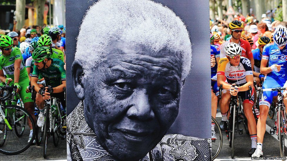 The peloton waits behind an image of Nelson Mandela to begin Thursday's stage of the Tour de France, Gap (18 July)