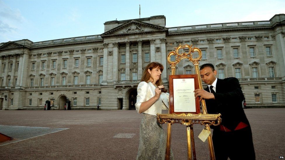 Official notice being placed in the forecourt of Buckingham Palace