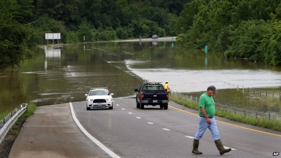 Deadly floods hit central US with Missouri worst affected - BBC News