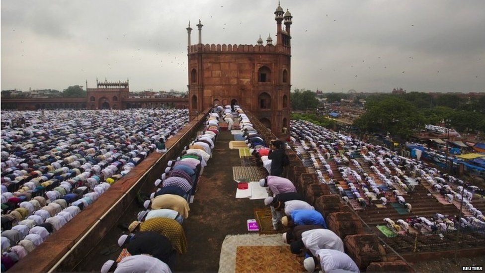 In pictures India celebrates Eid alFitr BBC News