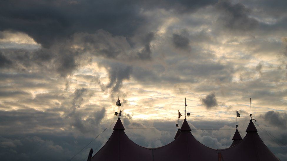 Yr awyr wrth iddi nosi dros y Pafiliwn / The cloudy sky over the Pavilion as the evening draws in