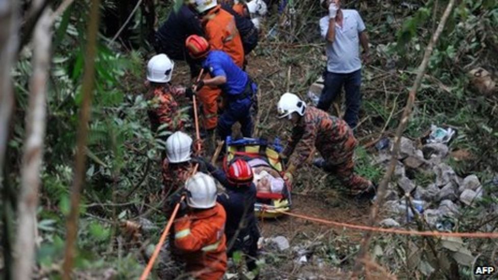 Malaysia crash: Toll rises to 37 after bus plunges into ravine - BBC News