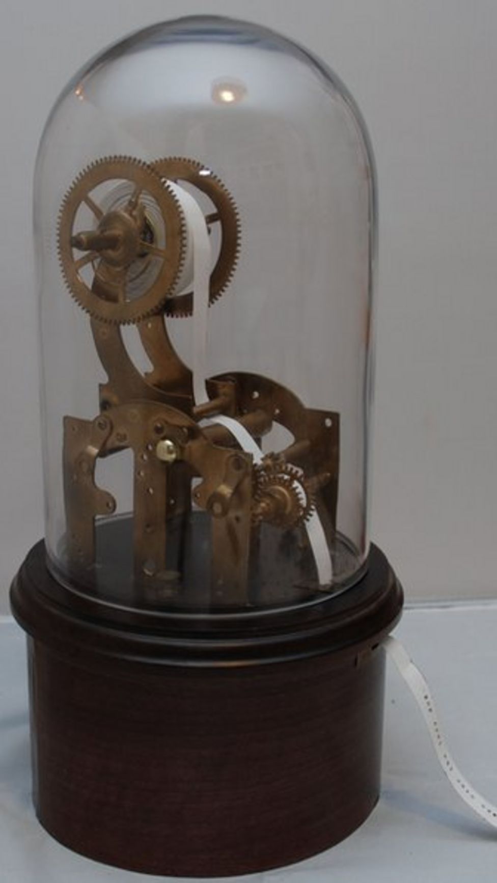 Tweets printed by homebuilt tickertape machine BBC News