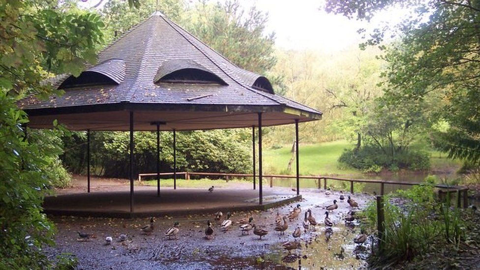 In pictures: England's historic bandstands - BBC News