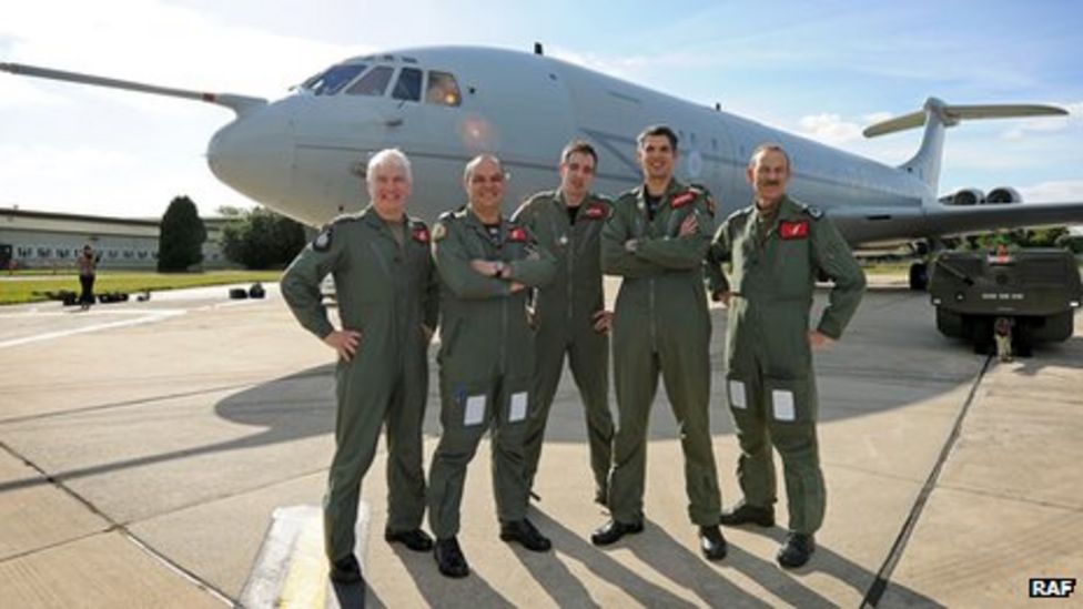 Vickers VC10 jetliners fly last mission from RAF Brize Norton - BBC News