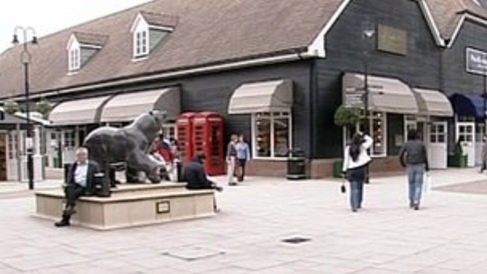 Bicester Village park and ride gets the green light BBC News