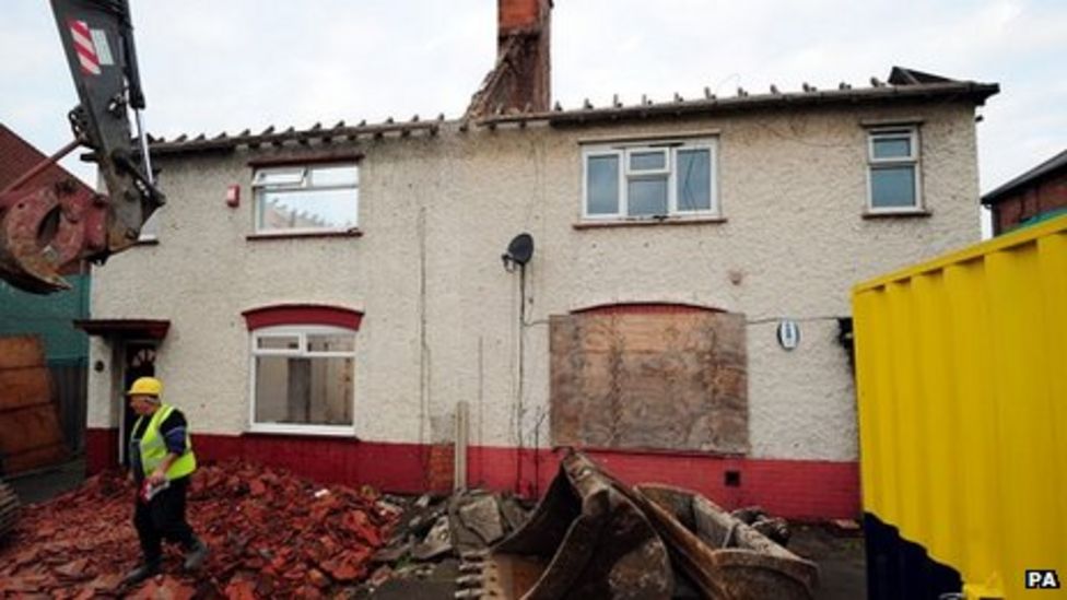 Philpott fire deaths house in Derby is demolished - BBC News