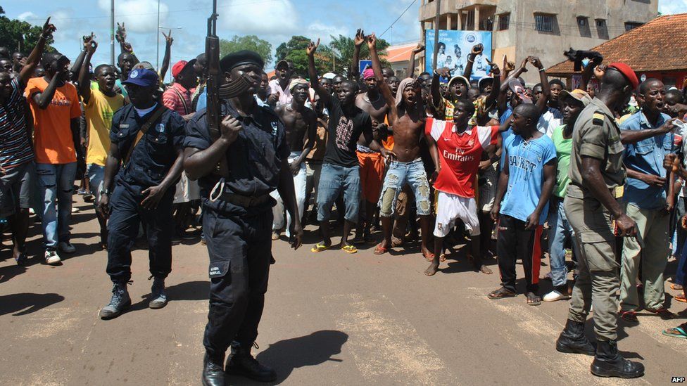 Policemen surrounded by an angry crowd in Bissau, Guinea-Bissau - Tuesday 8 October 2013