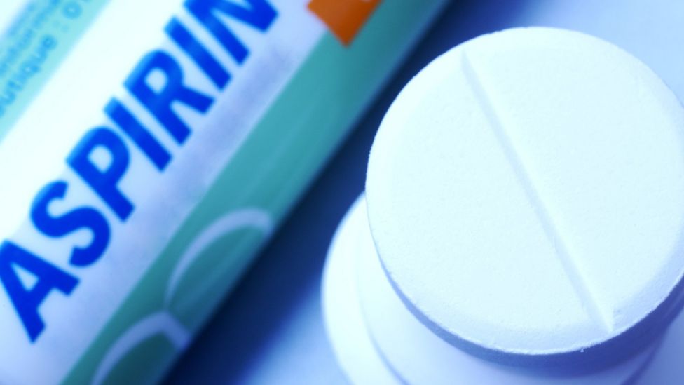 Daily aspirin 'cuts bowel and stomach cancer deaths' BBC News