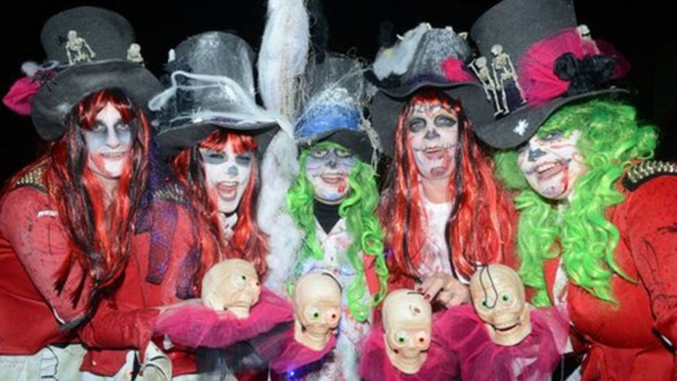 30,000 attend Derry Halloween spectacular - BBC News