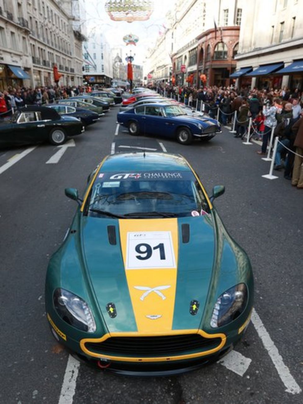 Car show closes London streets for motoring weekend - BBC News