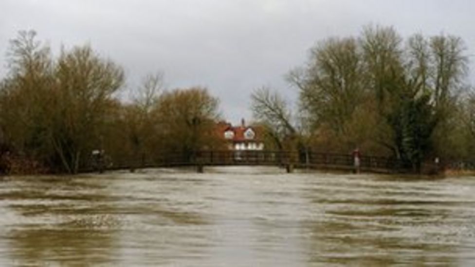 New flood warning areas on Thames and Chertsey Bourne - BBC News