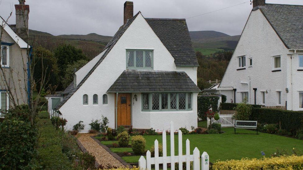 Llanfairfechan tour showcases Herbert Luck North's Arts and Crafts houses BBC News