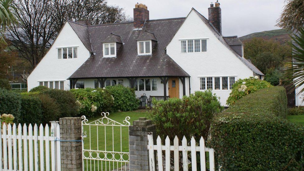 Llanfairfechan tour showcases Herbert Luck North's Arts and Crafts