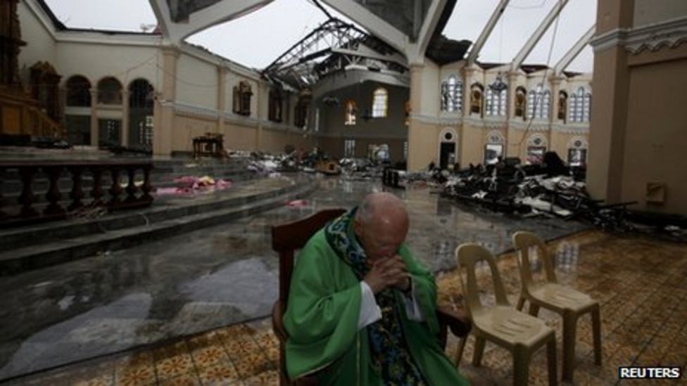 Philippines typhoon survivors attend church services - BBC News