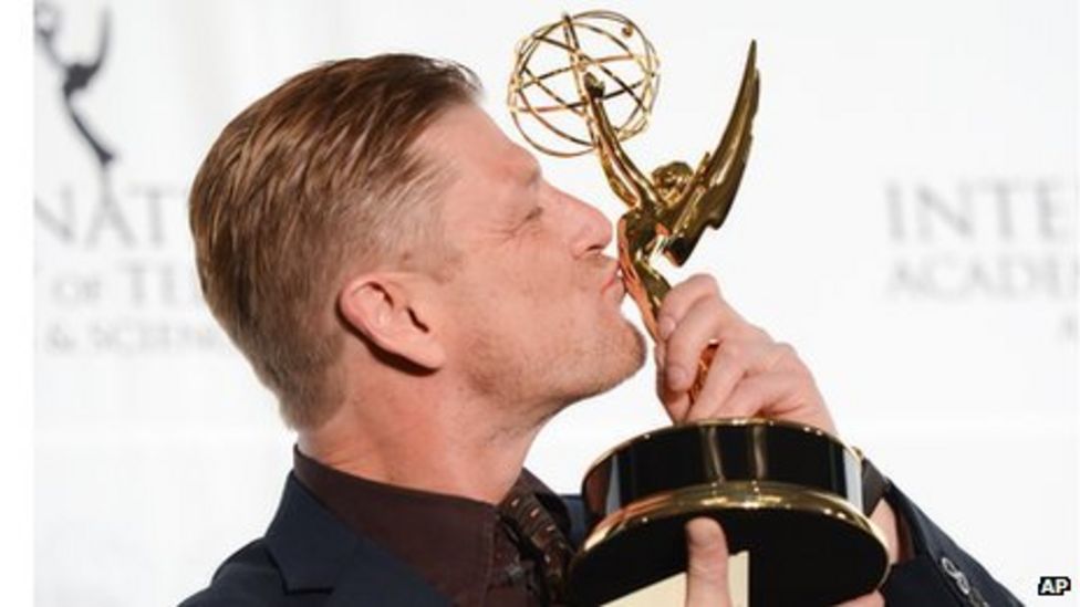 Sean Bean wins International Emmy for transvestite role BBC News