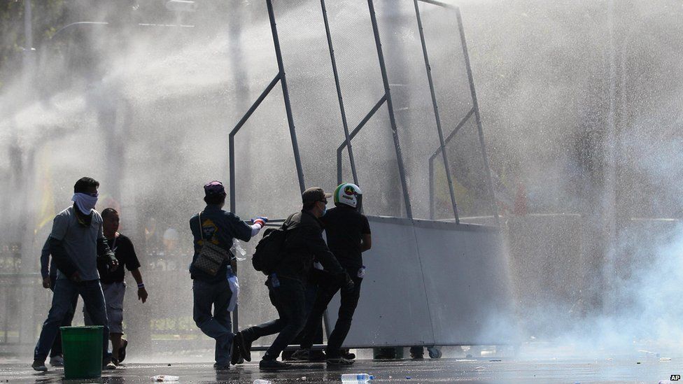 In pictures: Bangkok clashes worsen - BBC News