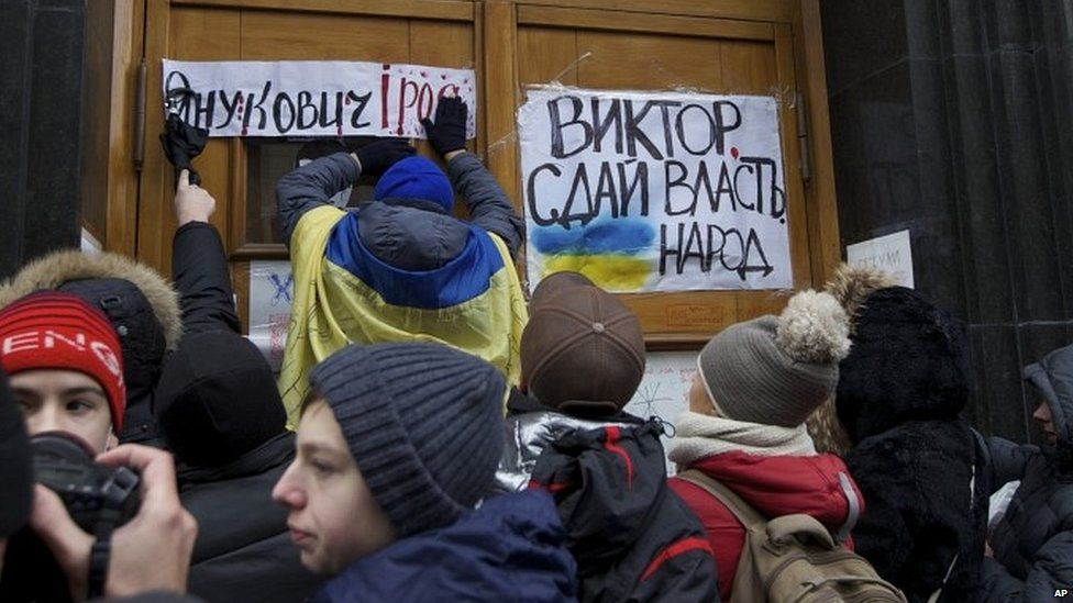 In pictures: Kiev protesters stand their ground - BBC News