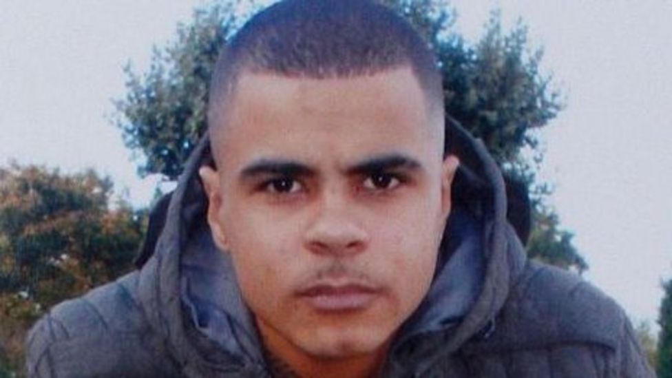 Mark Duggan 'was throwing gun away' when shot by police BBC News