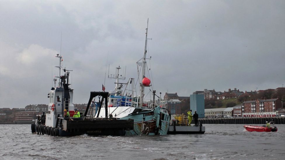 Robert Trueman fined £5,000 after boat hit Tynemouth pier - BBC News